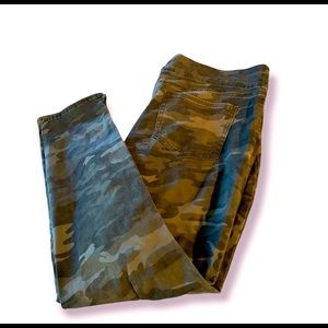 NWT NYDJ camo S 14 brushed stretch back pocket jeans.